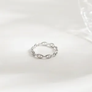 Elegante zilveren titanium stalen ring met hol varkensneus kettingontwerp dames.