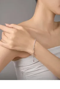 Primo piano di un bracciale in argento S925 con zirconi e dettagli a catena a maglie.