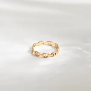 Detail van een gouden titanium stalen ring met een varkensneus hol kettingontwerp