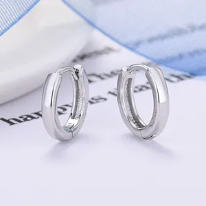 Dettaglio macro di orecchini a cerchio larghi in argento sterling 925