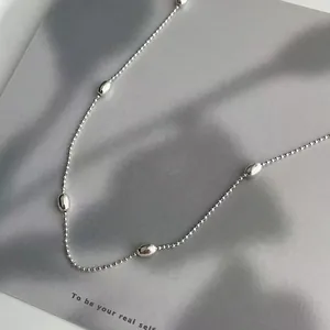 Dettaglio del bracciale in argento 925 con ciondoli a forma di oliva