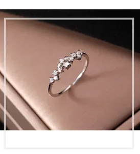 Primo piano dettagliato di un anello a stella in argento S925 con zirconi