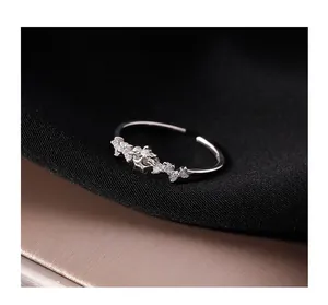 Dettaglio di un anello regolabile in argento s925 con stella scintillante e zirconi.
