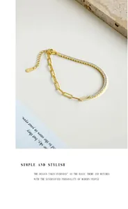 Dettaglio macro del bracciale in argento S925 con zirconi e maglie a graffetta dorate