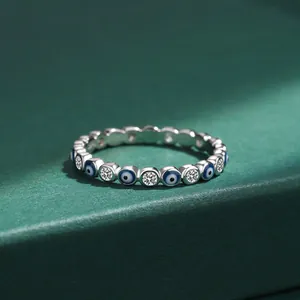 Dettaglio dell'anello malocchio in argento 925 con scintillanti zirconi cubici.