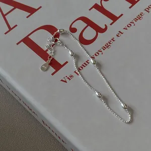 Dettaglio di un braccialetto in argento sterling 925 con eleganti chicchi di riso