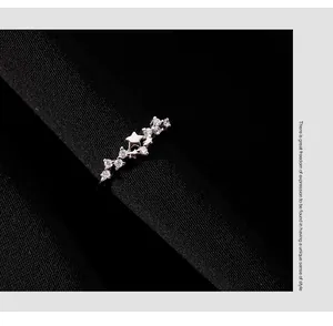 Primo piano di un anello a stella in argento sterling s925 con pietre di zircone