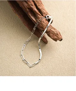 Dettaglio macro del bracciale tennis in argento S925 con maglie rettangolari in zircone