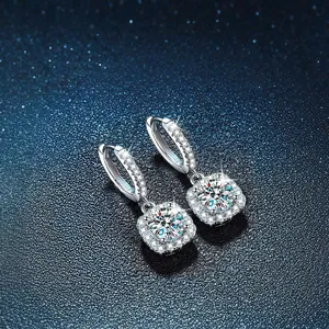 Detailansicht von S925 Sterling Silber quadratischen Halo Moissanit Ohrringen Damen