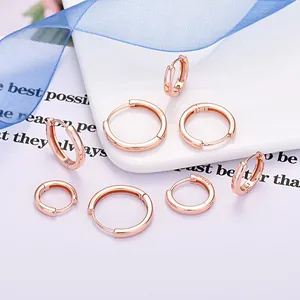 Dettaglio di orecchini a cerchio in argento 925 oro rosa in varie dimensioni.