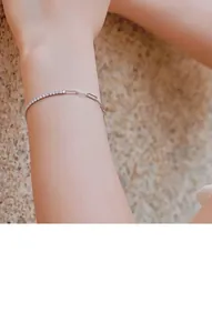 Dettaglio del bracciale in argento S925 con catena tennis e maglie rettangolari.