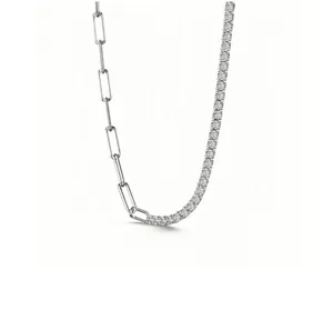 Primo piano dettagliato di un bracciale in argento S925 con catena paperclip e tennis.