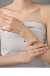 Vista dettagliata di un braccialetto tennis in argento sterling sul polso di una modella