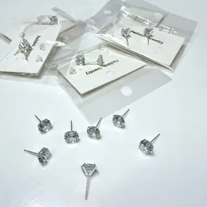Orecchini a lobo in argento S925 con zirconi e la loro confezione di vendita finale