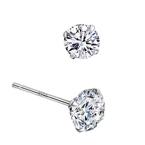 Dettaglio macro di orecchini a lobo in argento S925 con zirconi scintillanti incastonati a griffe