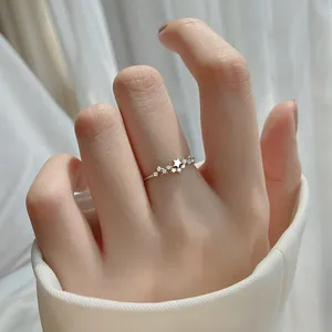 Elegante anello aperto in argento sterling S925 con una stella e zirconi scintillanti