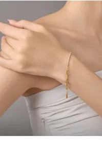 Primo piano di bracciale in argento S925 placcato oro con zirconi e maglia a graffetta.