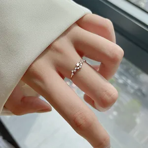 Elegante anello aperto in argento sterling S925 con stelle e zirconi brillanti.