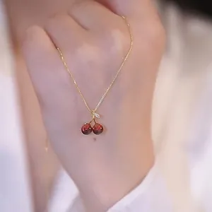 Élégant collier en argent sterling S925 plaqué or avec pendentif cerise rouge