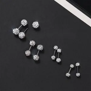 Dettaglio degli orecchini a vite in argento sterling S925 con splendidi zirconi