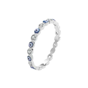 Anello in argento 925 con malocchio e zirconi su sfondo bianco professionale.