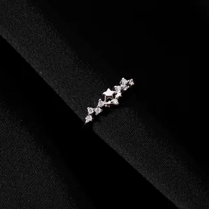 Elegante anello aperto in argento s925 con pietre scintillanti e design a stella