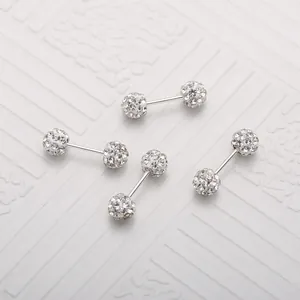 Dettaglio macro di orecchini a bilanciere in argento S925 con zirconi scintillanti.