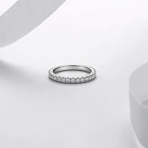 Κομψό δαχτυλίδι eternity από ασήμι S925 με μωασανίτη και πλήρες δέσιμο διαμαντιών