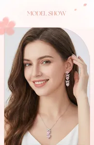 Elegante modella asiatica con set di gioielli in argento S925 cuore rosa e fiocco