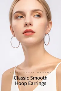 Gros plan d'un mannequin portant de grandes créoles classiques en argent sterling 999.