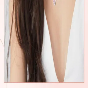 Dettaglio della collana a cuore in argento S925 con gemma rosa su una modella