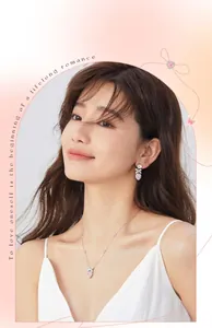 Collana e orecchini a cuore con nodo principessa in argento S925 su una modella