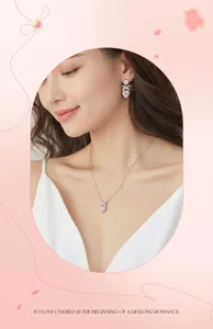 Modella con elegante collana in argento S925 con ciondolo a cuore rosa e fiocco