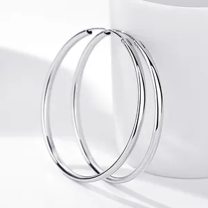 Grandes créoles minimalistes en argent sterling 999 avec une finition polie brillante.