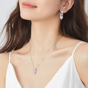 Elegante collana in argento S925 con pendente a cuore rosa e dettaglio nodo a fiocco