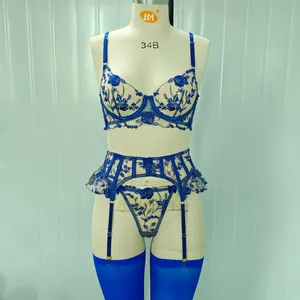 Set di lingerie blu ricamato con fiori, reggicalze e calze su manichino professionale