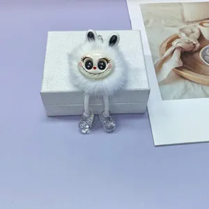 Simpatico portachiavi mostro soffice bianco con scarpe glitterate per borsa