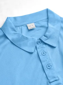 Nahaufnahme eines atmungsaktiven blauen Herren-Poloshirts aus Mesh mit Etikett