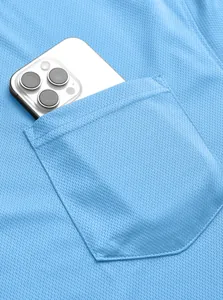 Detailansicht der Tasche eines blauen Poloshirts aus atmungsaktivem Mesh-Gewebe.