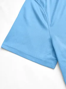Detailansicht des hellblauen, atmungsaktiven Mesh-Gewebes eines Herren-Sport-Poloshirts.