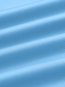 Detaillierte Makroaufnahme von hellblauem atmungsaktivem Mesh-Gewebe für Herren Poloshirts