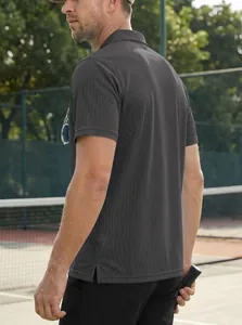 Rückansicht eines atmungsaktiven grauen Mesh-Poloshirts für Herren auf Tennisplatz