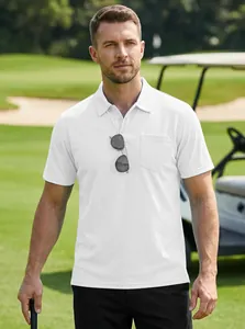 Nahaufnahme eines weißen, atmungsaktiven Mesh-Poloshirts mit Brusttasche auf Golfplatz