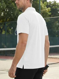Rückansicht eines weißen, atmungsaktiven Herren-Poloshirts aus Mesh für den Sport