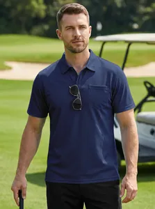 Atmungsaktives dunkelblaues Mesh-Poloshirt für Herren mit Tasche auf Golfplatz