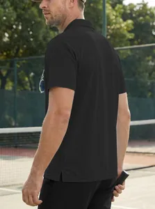 Herren Polo-Shirt aus atmungsaktivem Mesh-Gewebe, Seiten- und Rückansicht in Schwarz.
