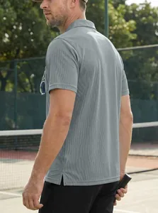 Rückansicht eines grauen atmungsaktiven Mesh-Poloshirts am Modell auf dem Tennisplatz