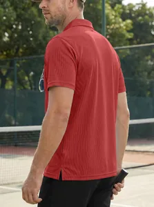 Rückansicht eines Mannes in einem roten, atmungsaktiven Mesh-Poloshirt auf dem Tennisplatz
