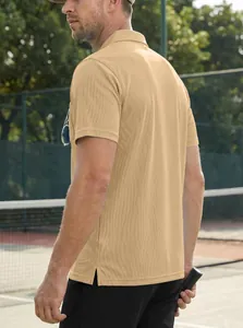 Rückansicht eines atmungsaktiven Mesh-Poloshirts für Herren in Beige auf einem Tennisplatz