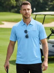 Mann in hellblauem, atmungsaktivem Mesh-Poloshirt auf einem grünen Golfplatz